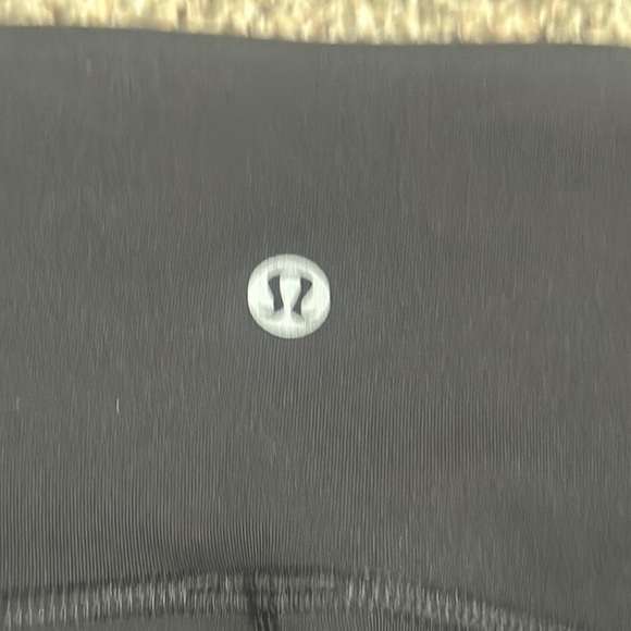 Lululemon Black crop Leggings side meshes size 6 gym workout yoga activewear - Picture 6 of 8
